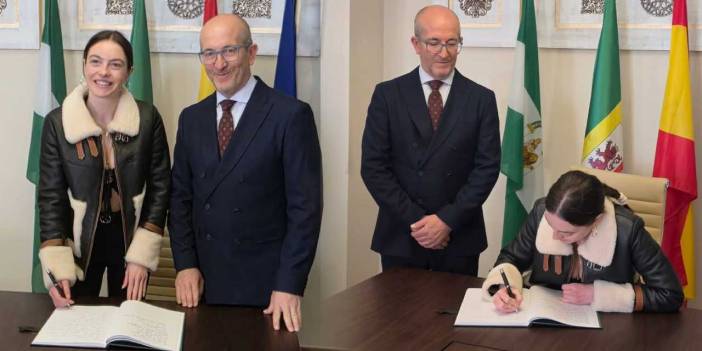 Melis Sezen'i İspanya'da belediye başkanı karşıladı: İmzayı attı