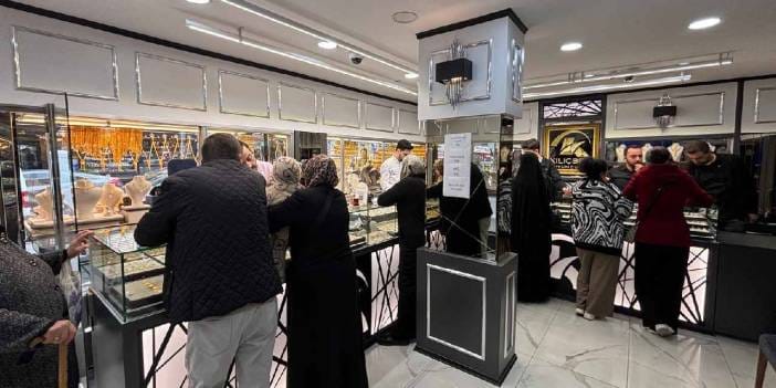 Akın akın altına hücum başlayınca kuyumcu ne yapacağını şaşırdı: "Vallahi de" diyerek duvara bu yazıyı astı