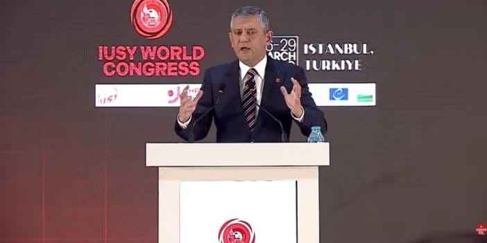 Özgür Özel'den Uşak operasyonuna ilk tepki! Sosyalist Enternasyonal'de duyurdu: Dimdik ayaktayız