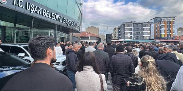 Uşak Belediyesi önünde demokrasi nöbeti başlatıldı!