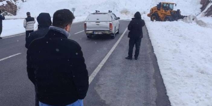 Son Dakika | Van-Hakkari kara yoluna çığ düştü! Araçlar mahsur kaldı