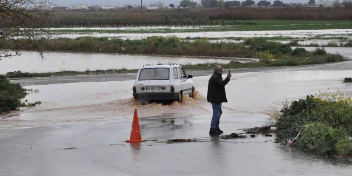 Manisa’da dereler taştı araziler su altında kaldı: Bir ev kısmen çöktü
