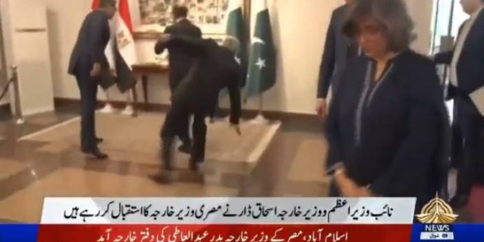 Diplomatik zirvede şok: Ev sahibi bakan yere yığıldı