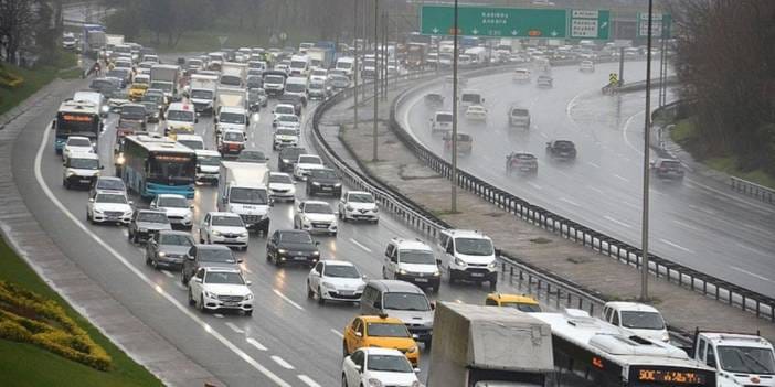 İstanbul'da pazartesi kabusu! Araçlar santim santim ilerliyor