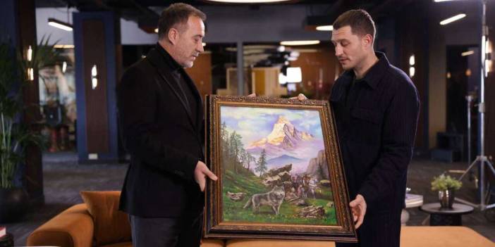 Uraz Kaygılaroğlu Bahçeli'nin Bozkurt hediyesini aldı