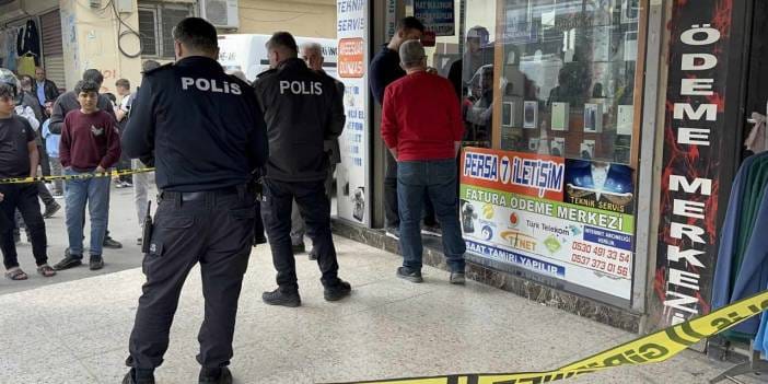 Adana'da kasklı saldırgan esnafı dükkanında başından vurup kaçtı