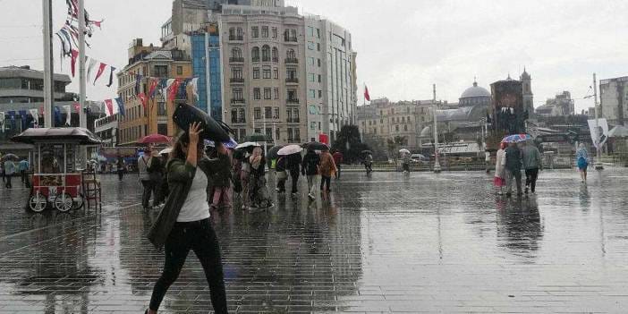 İstanbul'da şiddetli yağış megakenti felç etti