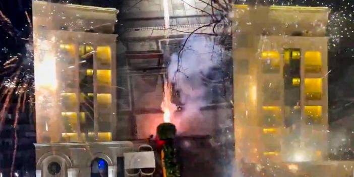 Milli takıma gece yarısı havai fişekli taciz: Bütün gece uyutmadılar