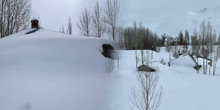 Hakkari’de kar esareti! Evler kara gömüldü