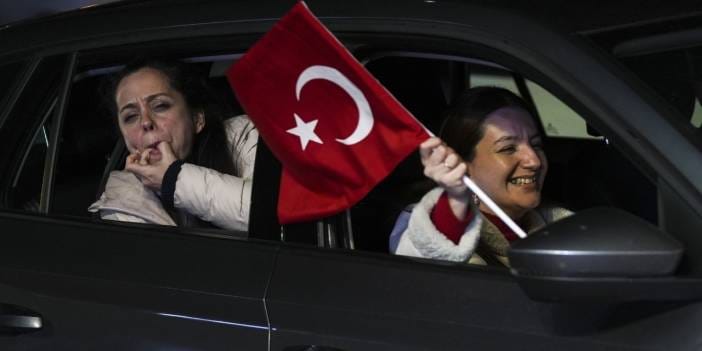 Yer kırmızı gök beyaz: Türkiye uyumadı Avrupa da sallandı