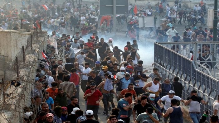 Sokağa çıkmak yasak! Sosyal medya yasak! Komşu'da gösteriler çığırından çıktı...