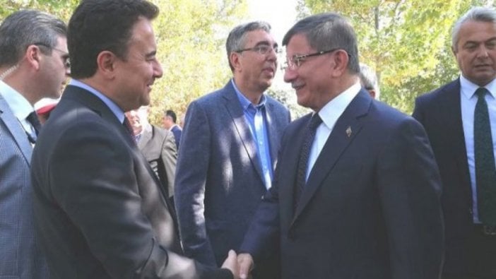 Ali Babacan ve Ahmet Davutoğlu cenazede buluştu 