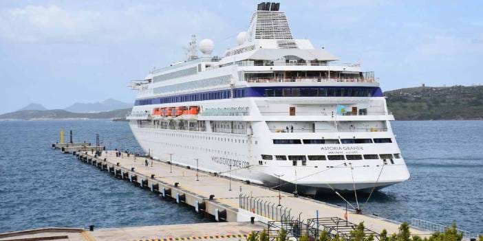 İlk kruvaziyer geldi! Yüzlerce turist ilçeyi gezmek için limandan ayrıldılar