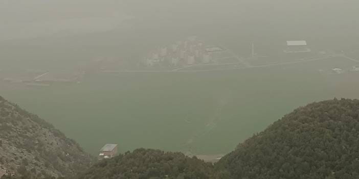 Suriye'den gelen toz fırtınası Gaziantep'te etkili oldu! Göz gözü görmedi