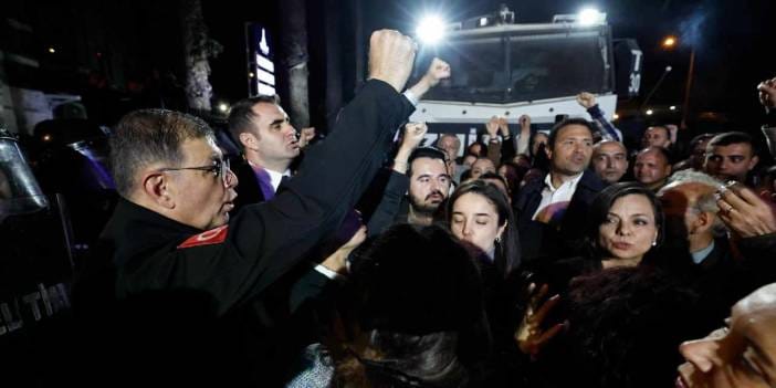 Cemil Tugay Meslek Fabrikası önündeki nöbetten seslendi: Beni buradan tutup atana kadar buradayım!