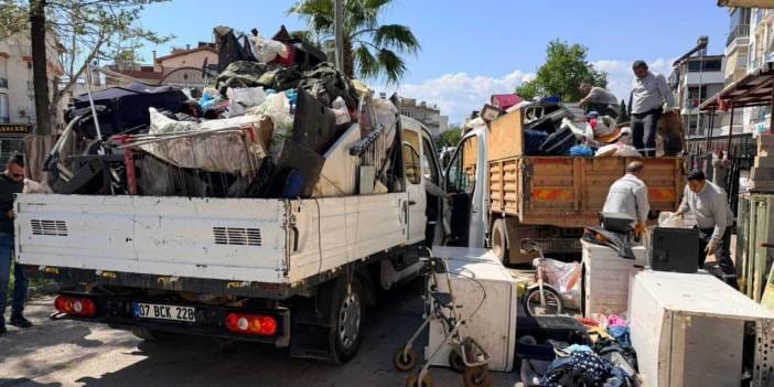 Mahalleliyi isyan ettiren ev: 20 kamyon çöp çıktı!