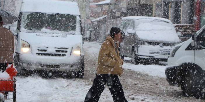 Nisan ayında Karlıova’da kar esareti