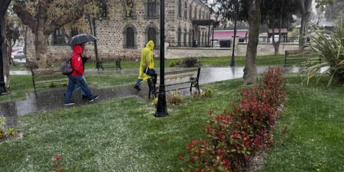 5 dakika süren dolu yağışı sonrası ilçe beyaza büründü