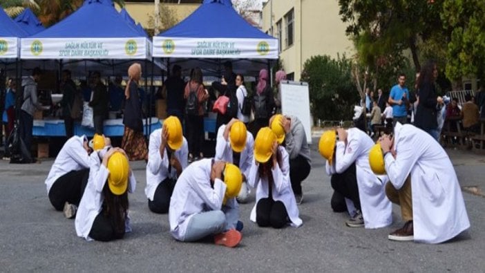 İstanbul Tıp Fakültesi öğrencilerinden deprem protestosu