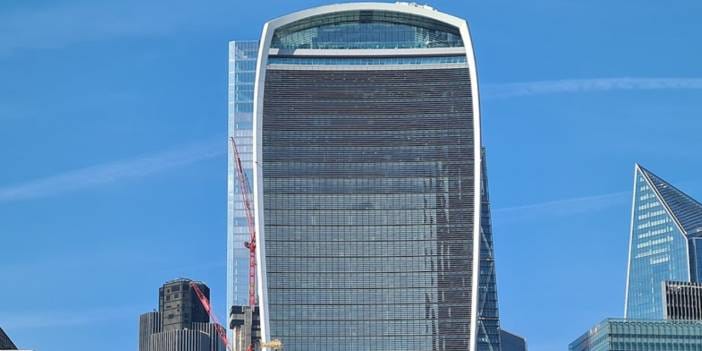 Mühendislik hatası şehri yaktı: Dükkan vitrinleri çatlıyor, lüks araçlar bile eriyor!