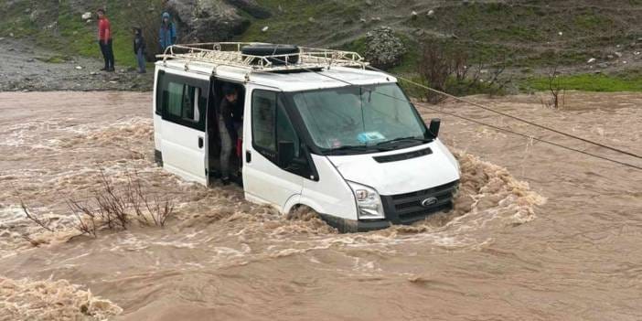 Siirt'te sel dehşeti: Hastaneye götürülen kadın mahsur kaldığı minibüste can verdi