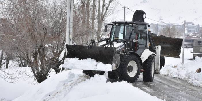 Bitlis'te 82 köy yolu kar nedeniyle ulaşıma kapandı: Vali sahaya indi