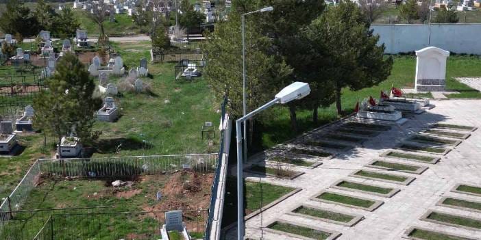 Mezarlıkta şaşkına çeviren gerçek pusulayla ortaya çıktı: Şehitlerin kıblesi farklı sivillerinki farklı farklı