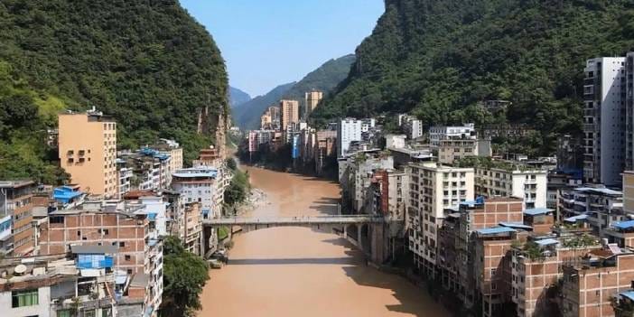 Eskiden sadece bir vadiydi şimdi 400 bin kişi yaşıyor: Evlerin altından nehir akıyor