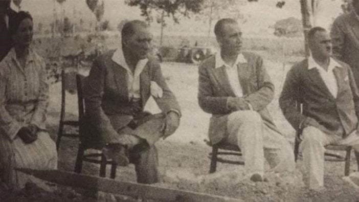 Atatürk'ün "Yürüyen Köşk"ü izlerken çekilmiş fotoğrafı binlerce kez paylaşıldı