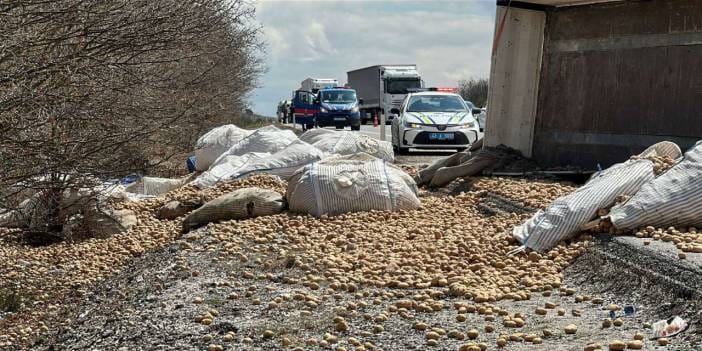 Kontrolden çıkan TIR devrildi: Patatesler yola saçıldı