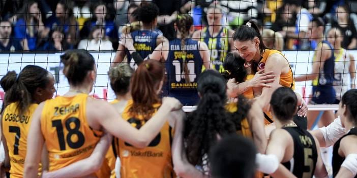 Vakıfbank evinde Fenerbahçe'yi geçerek şampiyon oldu
