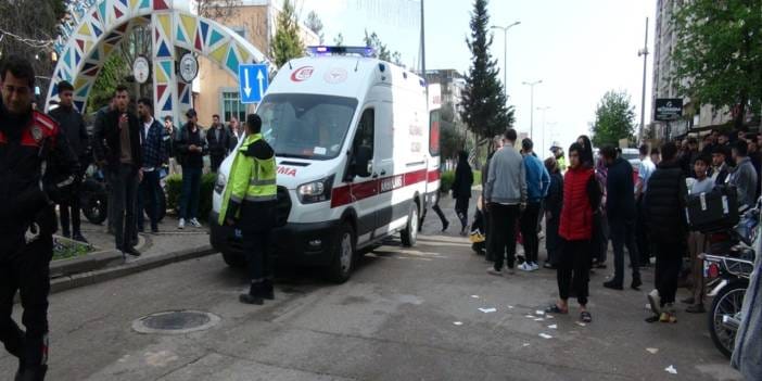 Motosiklet çarpan bebek ve babası yaralandı: Feci kaza kamerada
