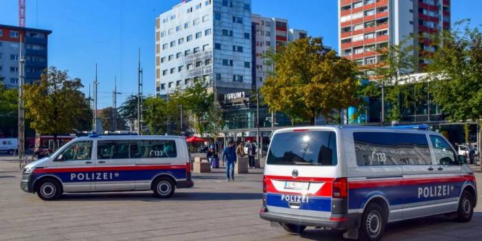 Kavşakta kontrolden çıktı: Otobüs süpermarkete girince ortalık savaş alanına döndü