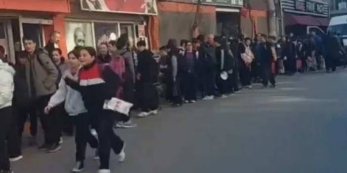 Saldırıların ardından okul önünde metrelerce arama kuyruğu!