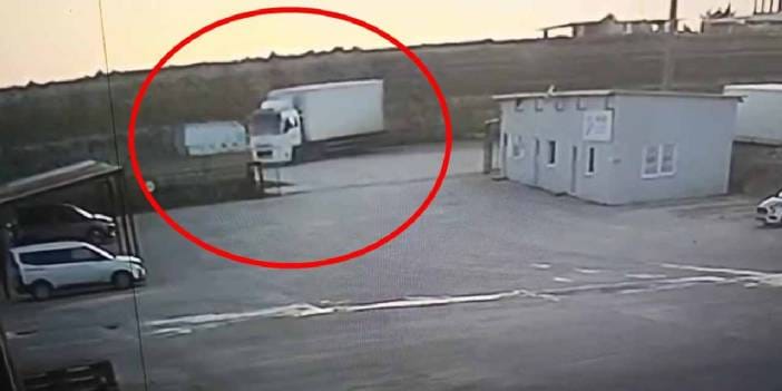 Minibüs dönüş yapmaya çalışan kamyona çarptı! O anlar kamerada