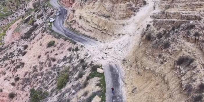 Batman'da heyelan: Dev kaya parçaları köy yolunu ulaşıma kapattı