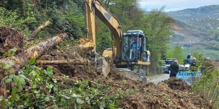 Trabzon'da şiddetli yağış heyelana yol açtı: Mahalle yolu ulaşıma kapandı