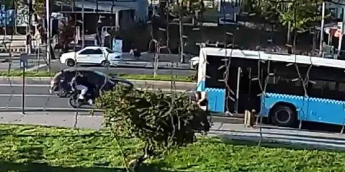 Motosiklet durakta bekleyen otobüse çarptı: Kazanın görüntüleri ortaya çıktı