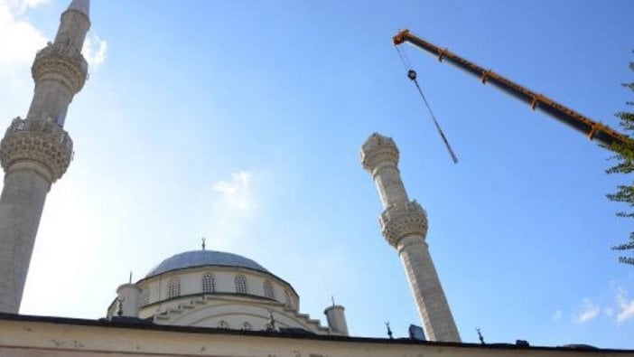 Avcılar'da depremde yıkılan minareden de malzeme çalmışlar