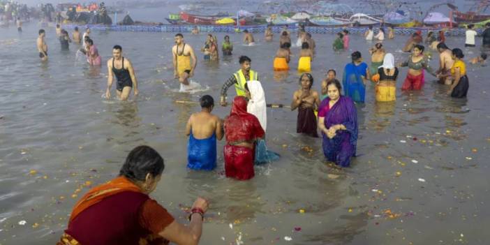 Milyonların katıldığı ritüel kaosa döndü! Kadınların taciz edildiği görüntülere tepki yağdı