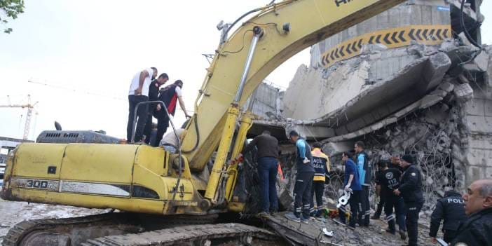 Kahramanmaraş'ta yıkım faciası! 5 katlı otopark çöktü: İş makinesi operatörü enkaz altında kaldı