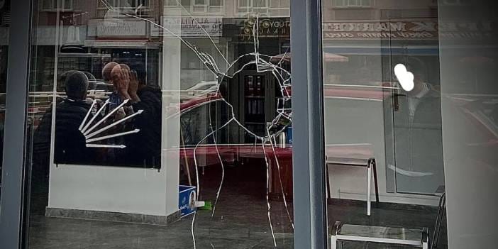 Ankara'da CHP'nin ilçe başkanlığına taşlı saldırı! Çevredekileri de bıçakla tehdit etti
