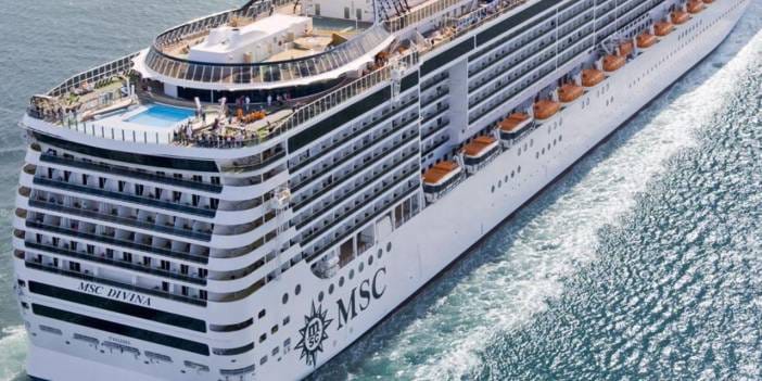 Marmaris'e dev kruvaziyerle binlerce turist geldi