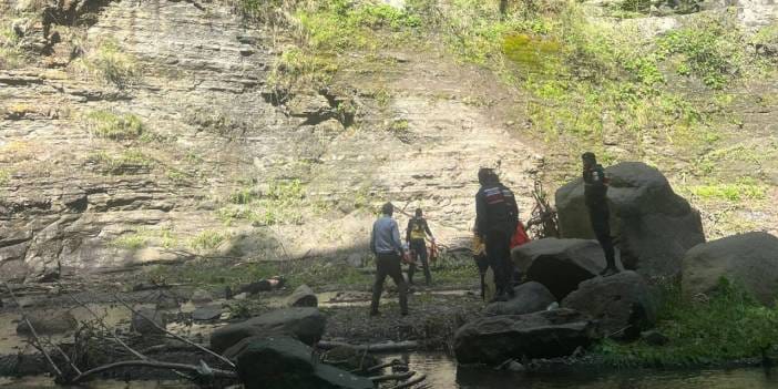 Gezmek için gittiği şelale sonu oldu! Başına kaya parçası düştü!
