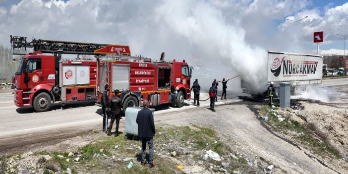Seyir halindeydi: Gübre yüklü TIR’ın dorsesi alev aldı