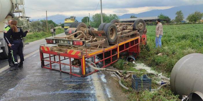 İzmir'de otomobil ile süt yüklü kamyon çarpıştı: 5 yaralı
