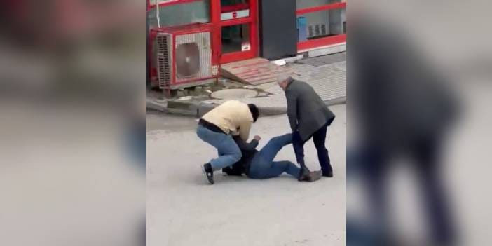 Sokak ortasında yatırdıkları kişiyi darbettiler: Saniye saniye kamerada
