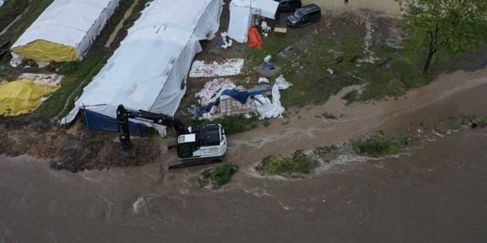 Kocaeli'de sağanak sonrası dere taştı: Hayvan pazarı tahliye edildi