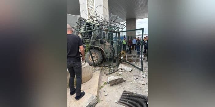 Kontrolden çıkan araç gümrük duvarına daldı: 2 asker yaralandı
