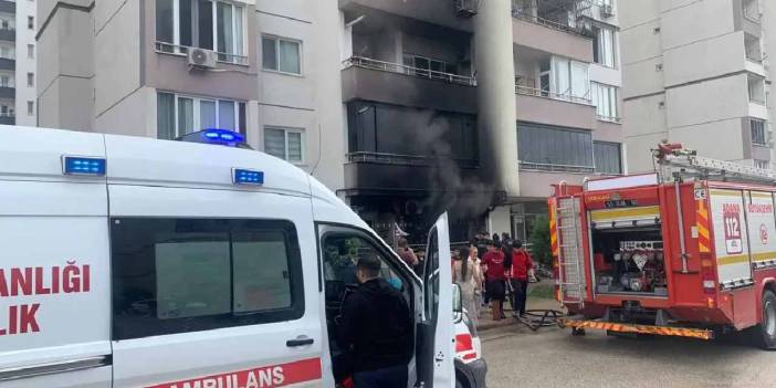 Adana’da 14 katlı apartmanda yangın: Dairelerden battaniye ve örtülere sarılarak çıktılar
